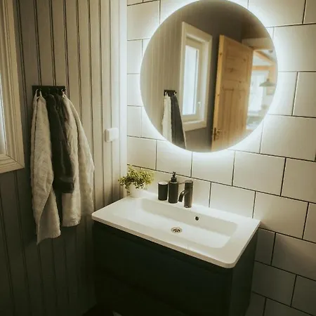 Braennskaer & Glamping Деревянный коттедж *