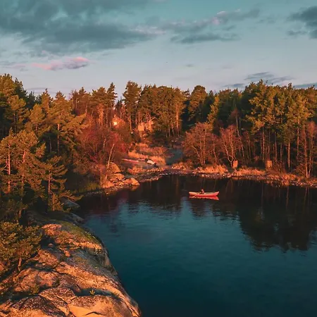 Braennskaer & Glamping Деревянный коттедж *
